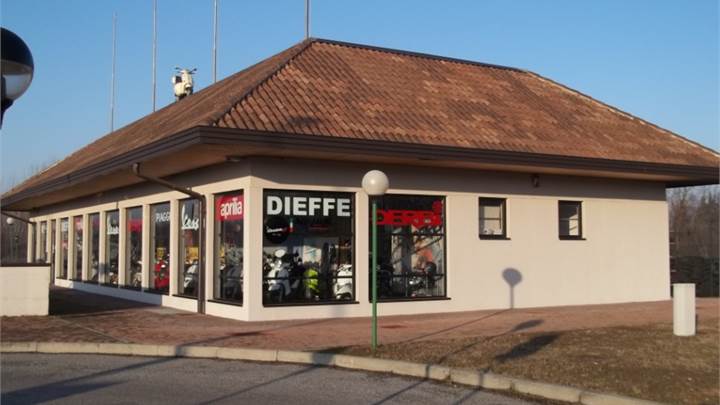 AREA COMMERCIALE CON PARCHEGGIO DI PROPRIETA'